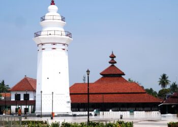 Masjid Agung Banten Lama: Permata Sejarah yang Menyimpan Jejak Kejayaan Islam di Tanah Banten