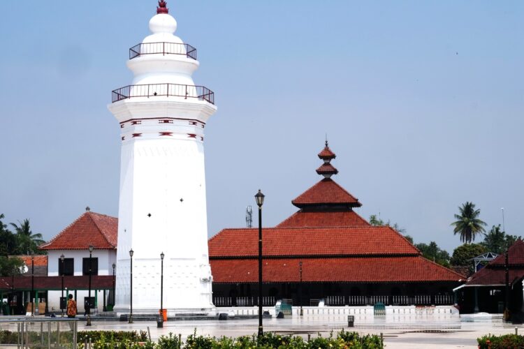 Masjid Agung Banten Lama: Permata Sejarah yang Menyimpan Jejak Kejayaan Islam di Tanah Banten