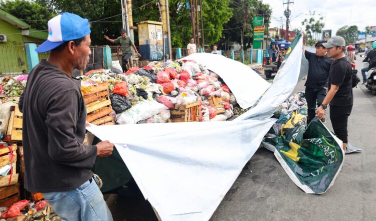 Pemkot Tangsel Tangani Tumpukan Sampah di Sejumlah Titik, DLH Lakukan Penutupan Terpal dan Penyemprotan