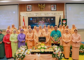 CIPUTAT- Dharma Wanita Persatuan (DWP) Kota Tangerang Selatan menggelar peringatan Hari Ulang Tahun (HUT) ke-26 di Blandongan, Puspemkot Tangsel pada Kamis (11/12/2025).  Sekretaris Daerah (Sekda) Pemkot Tangsel, Bambang Noertjahjo mengatakan, peringatan ini menjadi momentum untuk memperkuat peran perempuan, khususnya para istri Aparatur Sipil Negara (ASN) dalam mendukung pembangunan daerah.  Ia mengapresiasi atas kiprah panjang DWP yang dinilainya telah memberikan kontribusi nyata dalam membangun kualitas dari tingkat keluarga dan masyarakat luas.  “Selama 26 tahun, Dharma Wanita Persatuan telah menjadi ruang pembelajaran, penguatan, dan pemberdayaan bagi perempuan. Di Tangsel, DWP bukan sekadar organisasi pendamping, tetapi mitra strategis pemerintah dalam meningkatkan kualitas sumber daya manusia,” ujar Bambang.  Acara yang berlangsung meriah itu dihadiri oleh jajaran pengurus dan anggota DWP, pimpinan OPD, serta para tamu undangan. Beragam kegiatan digelar, mulai dari refleksi perjalanan organisasi hingga penampilan kreasi anggota DWP.  Bambang menegaskan bahwa peran perempuan tidak bisa dilepaskan dari kemajuan daerah. Menurutnya, keluarga yang kuat menjadi fondasi utama bagi terciptanya ASN yang profesional dan pelayanan publik yang berkualitas. Perempuan adalah fondasi kekuatan keluarga, dan keluarga-keluarga yang kuat akan melahirkan aparatur yang berintegritas dan bersemangat melayani. Itulah mengapa peran DWP sangat penting dalam pembangunan daerah,” tambahnya.  Bambang juga mendorong DWP Tangsel untuk terus memperluas program yang berdampak langsung bagi masyarakat, mulai dari edukasi gizi keluarga, ekonomi kreatif, hingga isu kesehatan mental dan pemberdayaan perempuan.  “Ke depan, kami berharap DWP dapat semakin inovatif dan adaptif dalam menjawab tantangan zaman, terutama dalam mendukung ketahanan keluarga di era digital,” ujarnya.  Perayaan HUT ke-26 DWP Tangsel ditutup dengan komitmen bersama untuk terus menguatkan nilai solidaritas, pemberdayaan perempuan, serta memperkuat kontribusi terhadap pembangunan Kota Tangerang Selatan.