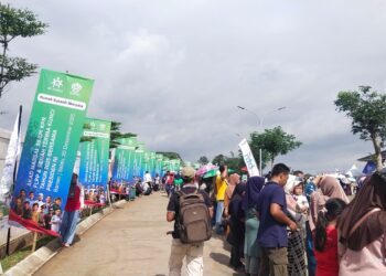 Antusiasme Warga Sambut Kedatangan Presiden Prabowo di Perumahan Pondok Banten