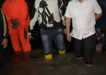 Wali Kota Serang dan Gubernur Banten Tinjau Banjir di Kasemen, Serahkan Bantuan ke Warga