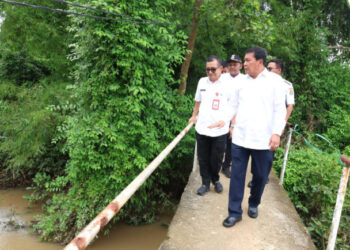 Bupati Tangerang Tinjau Jembatan Pertanian di Badak Anom, Siapkan Perbaikan dan Pembangunan Permanen