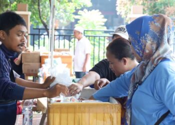 Warga Antusias Borong Sembako Murah di Program Gampang Sembako On The Road Kota Tangerang