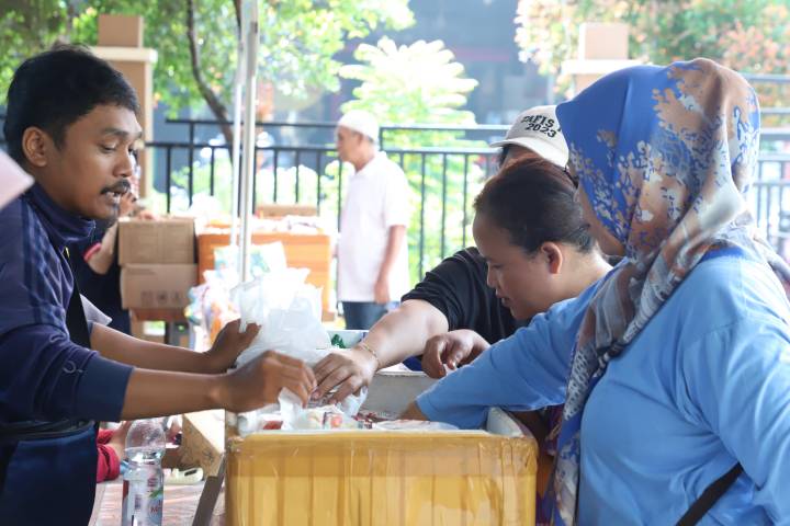 Warga Antusias Borong Sembako Murah di Program Gampang Sembako On The Road Kota Tangerang