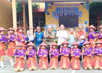 Agis Diserbu Ribuan Siswa saat Monitoring Makanan Bergizi Gratis di SMPN 13 Kota Serang