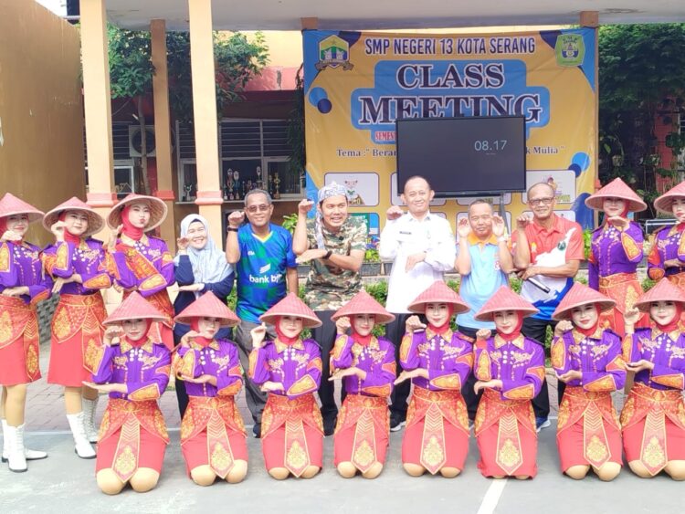 Agis Diserbu Ribuan Siswa saat Monitoring Makanan Bergizi Gratis di SMPN 13 Kota Serang