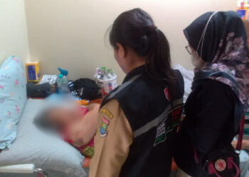 Tim PSC 119 Kabupaten Tangerang Tangani Nenek 80 Tahun yang Terjatuh