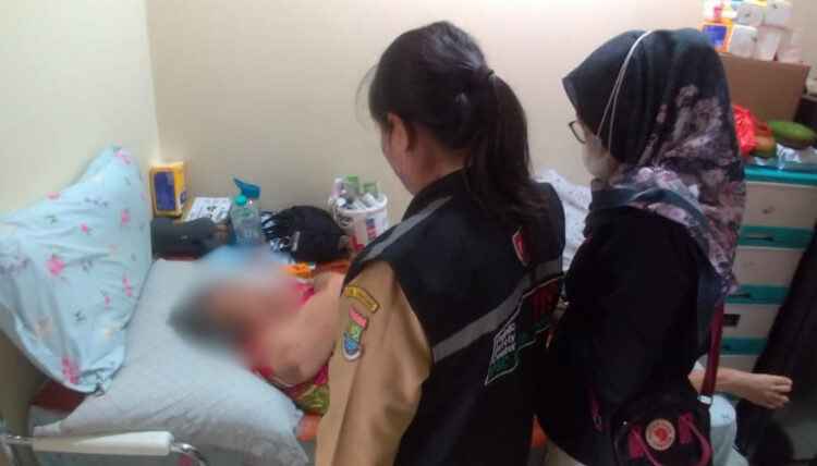 Tim PSC 119 Kabupaten Tangerang Tangani Nenek 80 Tahun yang Terjatuh