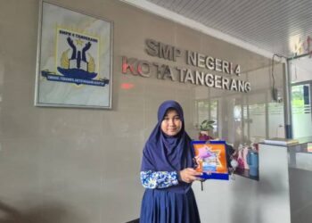 Azzahra Bersinar di Panggung Puisi, “Hikayat Guru di Ujung Negeri” Bikin Juri Terpukau