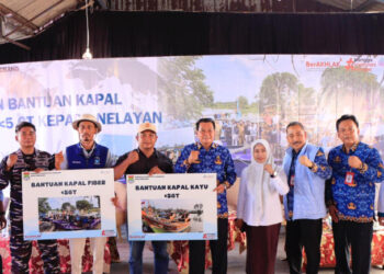 9 Kapal Baru Diserahkan ke Nelayan Kronjo, Bupati Tangerang Turun Langsung Nahkodai Bantuan