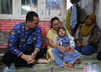 Wali Kota Serang Budi Rustandi Bantu Anak Penderita Mikrosefali dengan Kursi Roda Khusus