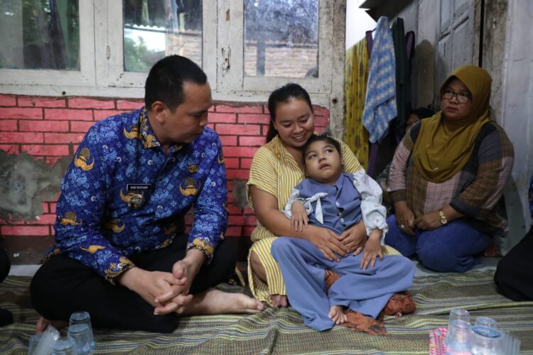 Wali Kota Serang Budi Rustandi Bantu Anak Penderita Mikrosefali dengan Kursi Roda Khusus