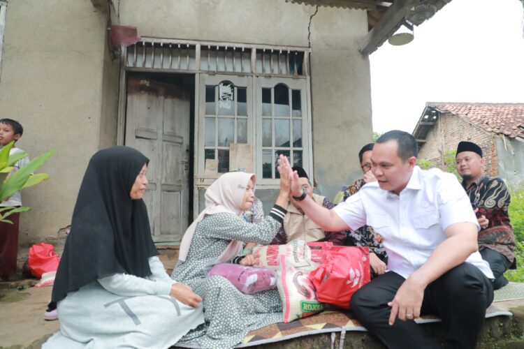 Wali Kota Turun Tangan! Atap Rumah Warga Ambruk, Pemkot Bergerak Cepat Salurkan Bantuan