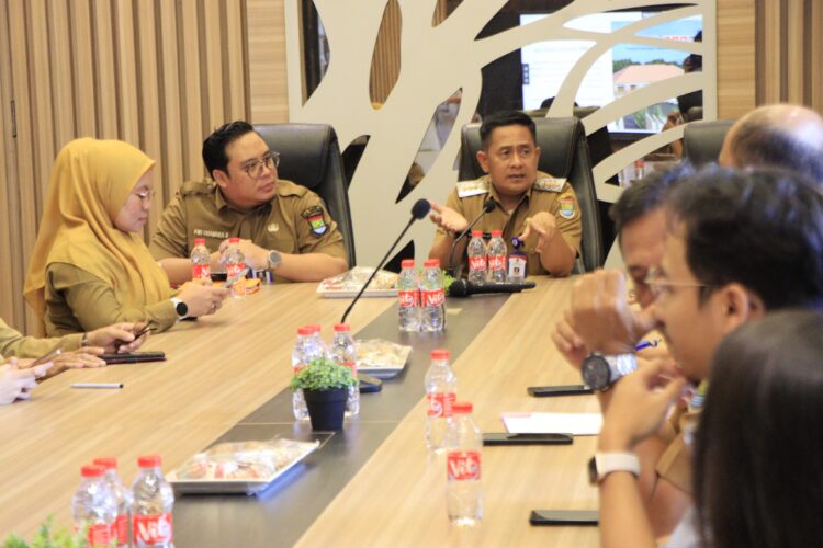 “Pedas Dikit” Menggoda Warga Kelapa Dua, Urus KIA dan KK Kini Bisa Tanpa Antre