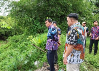 Enam Rumah di Bibir Sungai Terancam, Bupati Turun Langsung Tinjau Longsor Cidurian
