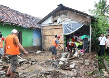 Rumah Janda Lansia Roboh Diterjang Hujan dan Angin, Bupati Tangerang Turun Langsung Bawa Bantuan