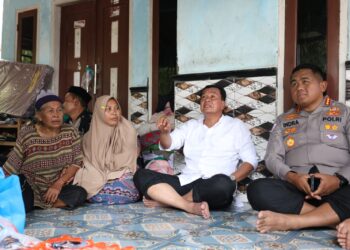 Rumah Warga Roboh Diterjang Cuaca Ekstrem, Bupati Tangerang Turun Langsung dan Perintahkan Dibangun Kembali Besok