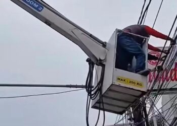 Dishub Kota Serang dan Stakeholder Lakukan Penataan Kabel di Royal Baroe