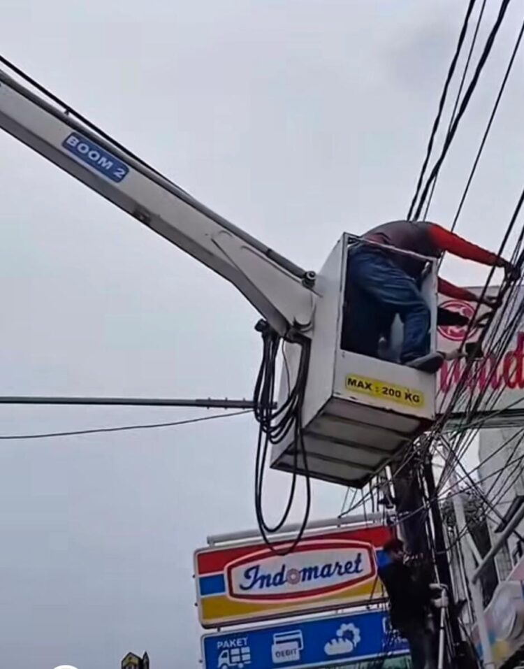 Dishub Kota Serang dan Stakeholder Lakukan Penataan Kabel di Royal Baroe