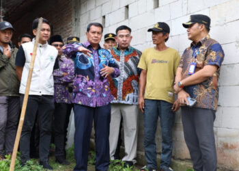 Bupati Tangerang Tinjau Lokasi Tanah Longsor di Cisoka, 6 Rumah Berisiko