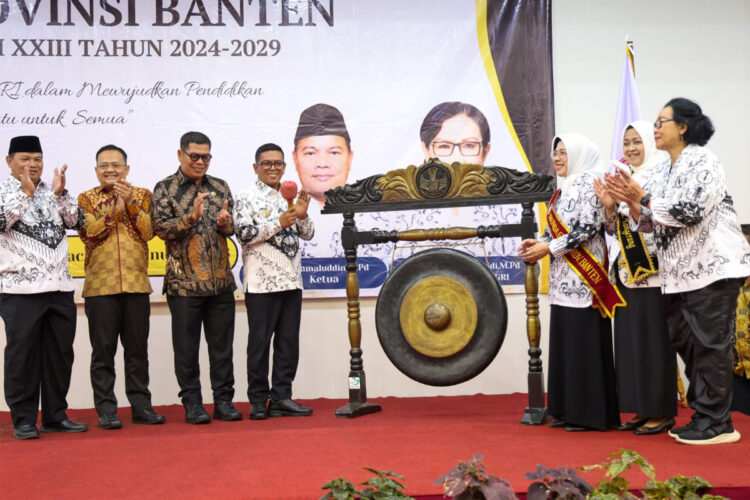 Gubernur Banten Terima Penghargaan dari PB PGRI