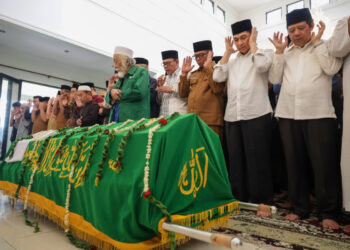 Gubernur Banten Andra Soni Berikan Penghormatan Terakhir kepada Tokoh Pendiri Provinsi Banten