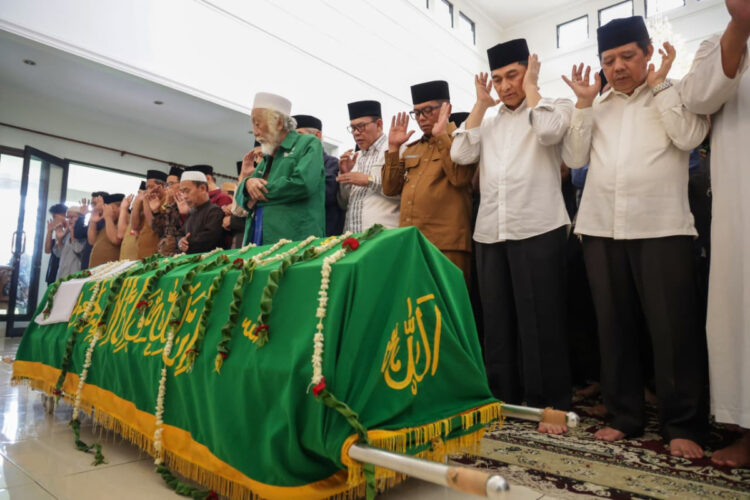 Gubernur Banten Andra Soni Berikan Penghormatan Terakhir kepada Tokoh Pendiri Provinsi Banten