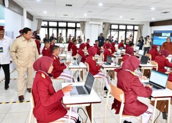 Wali Kota Serang Turun Langsung Bantu Kemasi Makanan untuk Korban Banjir