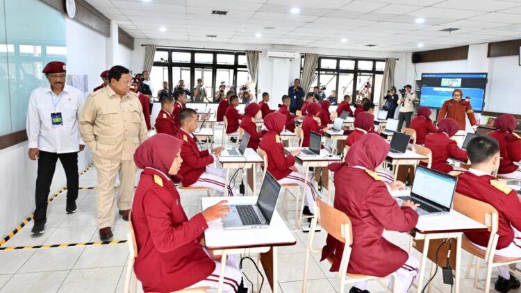 Wali Kota Serang Turun Langsung Bantu Kemasi Makanan untuk Korban Banjir