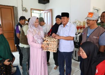 Bupati Tangerang Tinjau Lokasi Banjir, Ikut Masak dan Makan Bersama Warga