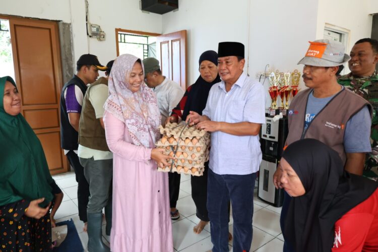 Bupati Tangerang Tinjau Lokasi Banjir, Ikut Masak dan Makan Bersama Warga