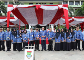 Bupati Tangerang Serahkan Dokumen Kepegawaian kepada ASN