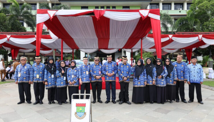 Bupati Tangerang Serahkan Dokumen Kepegawaian kepada ASN