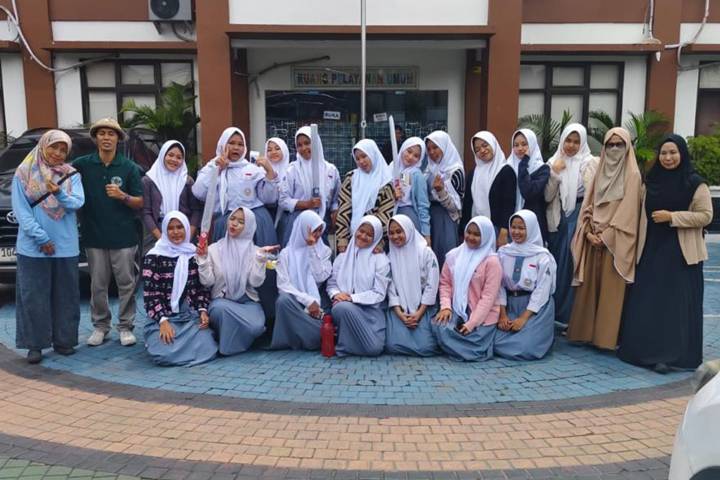 Gerai UMKM Cibodas Jasa Edukasi Pelajar tentang Daur Ulang Sampah