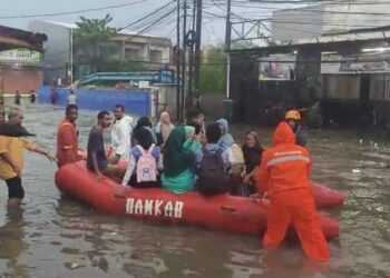 BPBD Kota Tangerang Kerahkan 16 Unit Perahu untuk Bantu Mobilitas Warga di Lokasi Banjir