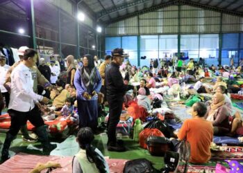 Wali Kota Tangerang Tinjau Lokasi Pengungsian dan Dapur Umum di Tengah Hujan