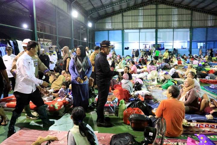 Wali Kota Tangerang Tinjau Lokasi Pengungsian dan Dapur Umum di Tengah Hujan