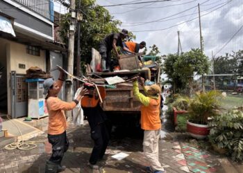 DLH Kota Tangerang Bersihkan Sampah Sisa Banjir dengan 195 Petugas