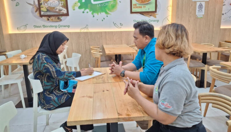 Petugas Promkes dan Kesling Lakukan Inspeksi Kesehatan Lingkungan di Restoran