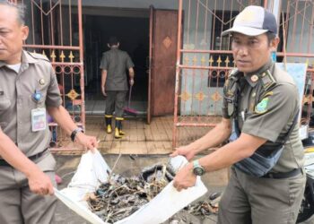 Hari Keenam Pasca Banjir, Petugas Gabungan dan Warga Gotong Royong Bersihkan Lingkungan