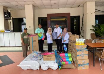 Hari Keenam Pasca Banjir, Petugas Gabungan dan Warga Gotong Royong Bersihkan Lingkungan