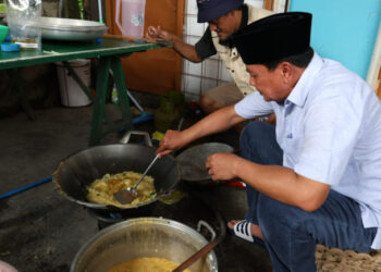 Turun ke Lokasi Banjir, Bupati Tangerang Tak Sekadar Serahkan Bantuan: Ikut Masak dan Makan Bersama Warga
