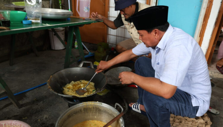 Turun ke Lokasi Banjir, Bupati Tangerang Tak Sekadar Serahkan Bantuan: Ikut Masak dan Makan Bersama Warga