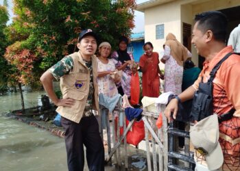 Banjir Setinggi Pinggang, Wakil Wali Kota Serang Turun ke Batu Amben—Emak-emak Malah Cari Sambal