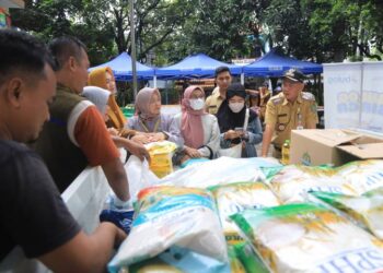 Gampang Sembako Perdana di Kecamatan Larangan, Ratusan Warga Antre untuk Belanja Bahan Pokok