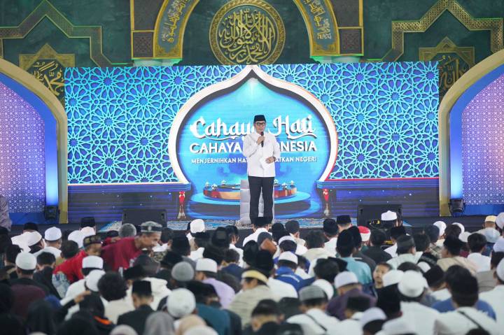 Ribuan Jemaah Padati Masjid Raya Al-A’zhom untuk Cahaya Hati Cahaya Indonesia