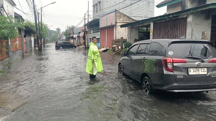 Hujan Deras dan Angin Kencang Terjang Kota Tangerang, Genangan dan Pohon Tumbang Bermunculan